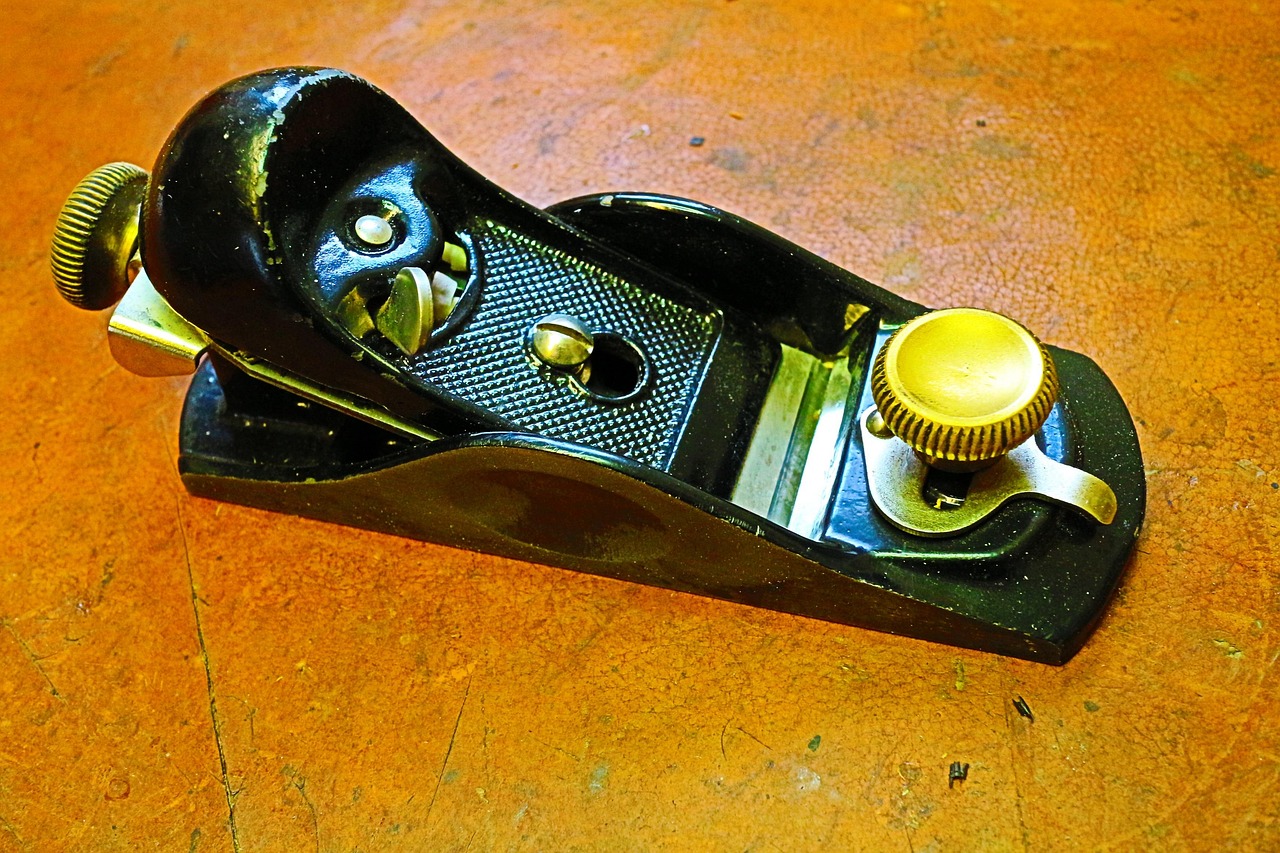 Why Block Planes Work One-Handed