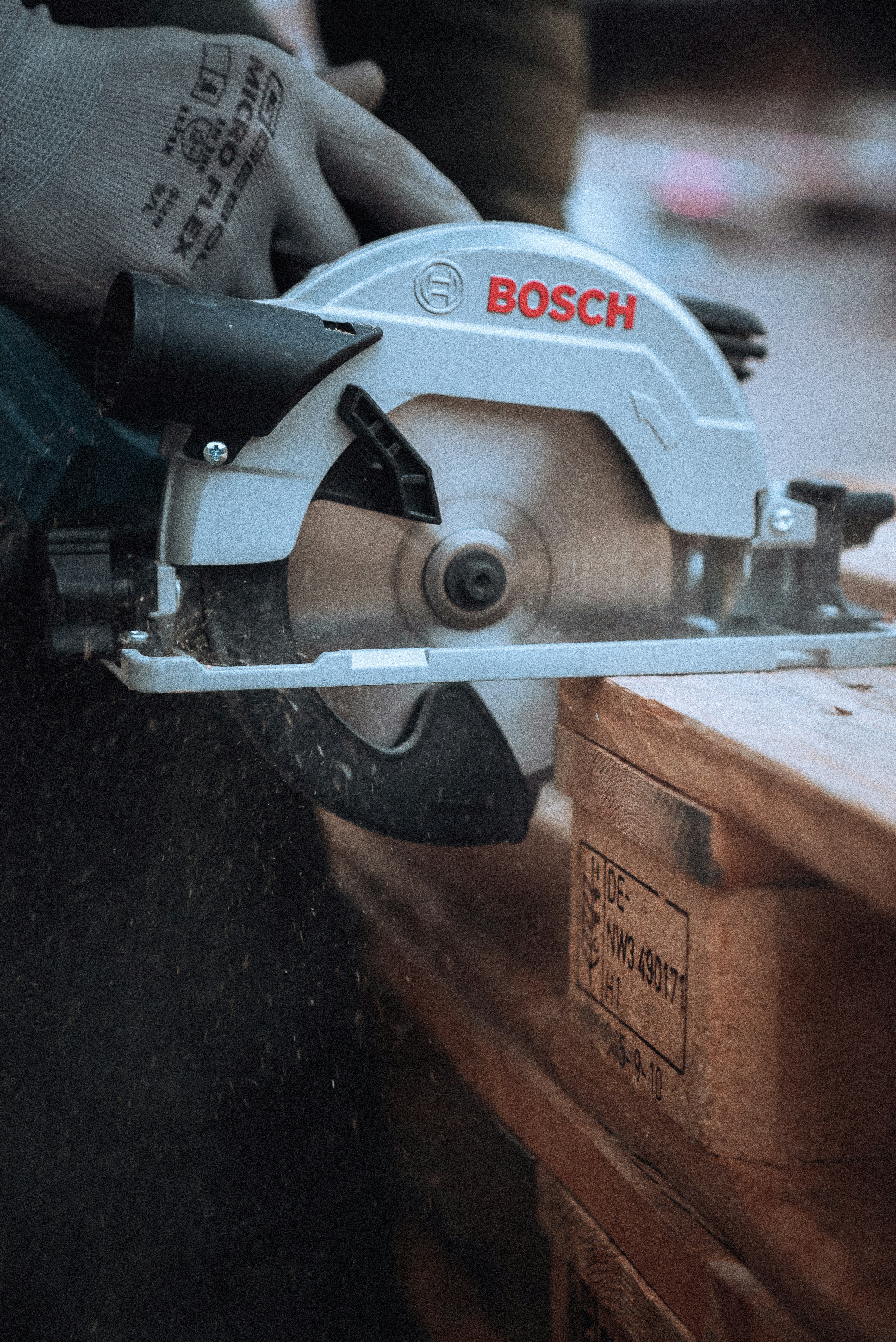 Why Circular Saws Kick Back